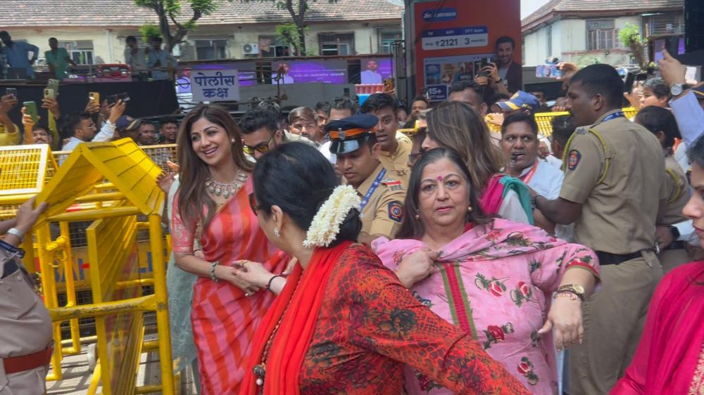 shilpa-shetty-and-her-family-visited-lalbaugcha-raja-to-seek-the-blessings-of-lord-ganesha